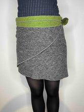 Lade das Bild in den Galerie-Viewer, Kuschelrock Doubleface Grau-Grün etwas länger
