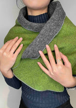 Lade das Bild in den Galerie-Viewer, Kuschelrock Doubleface Grau-Grün etwas länger
