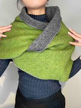 Lade das Bild in den Galerie-Viewer, Kuschelrock Doubleface Grau-Grün etwas länger
